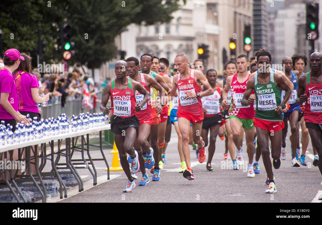 6 Aug '17 London:`Geoffrey KIRUI (KENYA) lead the athletes to the water station on his way to winning 2017 World Athletics Championship men's marathon Stock Photo